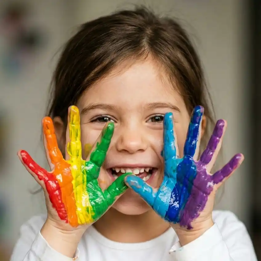 Kind mit bunten Händen